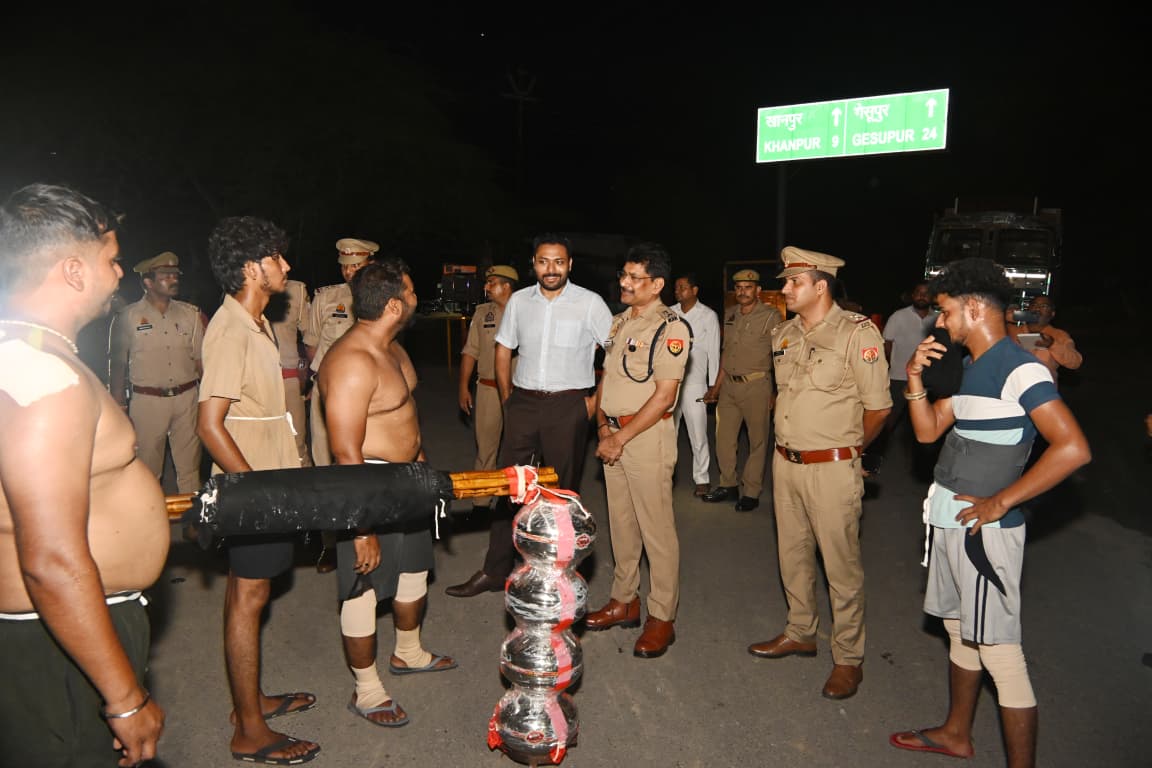 हरिद्वार से जल लेकर आ रहे कावड़ियो पर पुष्प वर्षा कर जोरदार स्वागत किया गया मनोज कुमार यादव