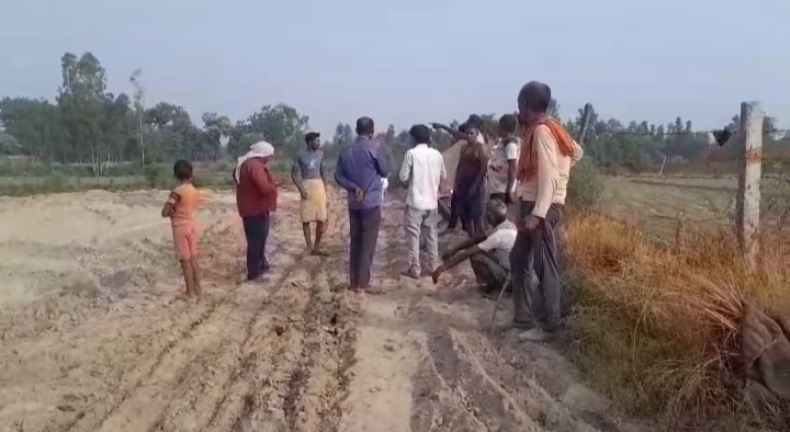 गवाॅं से निरावली को जाने वाले रास्ते को भूमाफिया ने रोका