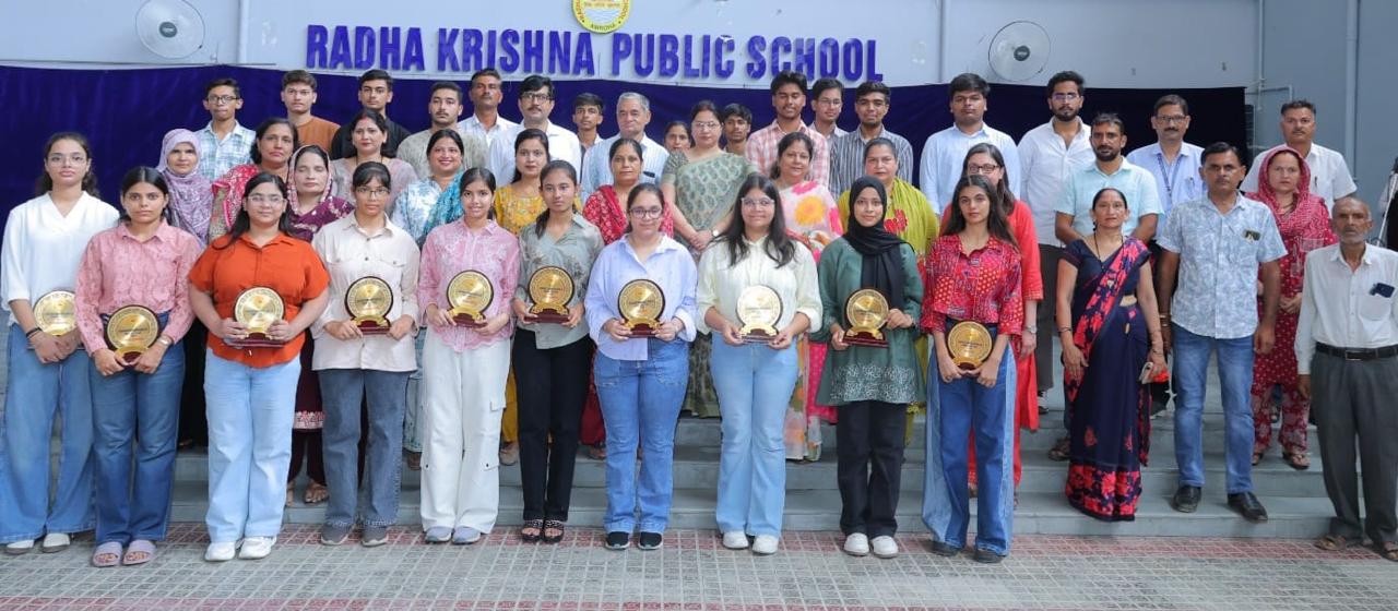 नीय राधा कृष्ण पब्लिक स्कूल, कैलसा रोड, अमरोहा में आज कक्षा 10 एवं 12 की बोर्ड परीक्षा में उत्कृष्ट प्रदर्शन करने वाले विद्यार्थियों के लिए सम्मान समारोह का आयोजन किया गया।