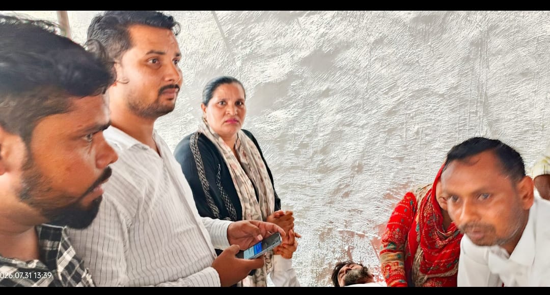 कांठ में वकीलों के चेंबर में लगे खंबे में करंट आने से युवक की तबीयत हुई खराब: वकीलों की सजकता से गुलफाम की बच गई जान