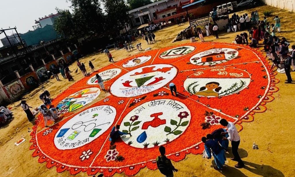 75 फीट की रंगोली में दिखा स्वच्छता और विकास का संदेश