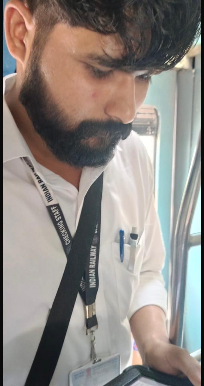 देश में नफ़रत का माहौल इतना बढ़ गया है कि सरकारी अधिकारी और कर्मचारी अपनी ज़िम्मेदारियाँ भूलकर न सिर्फ़ एक बेतुकी होड़ में शामिल हो गए हैं,