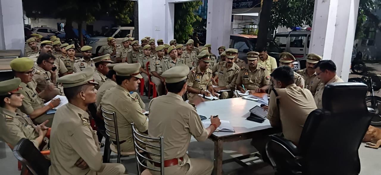 आगामी महाशिवरात्रि कांवड़ यात्रा के दृष्टिगत थाना नौगांवा सादात में पुलिस अधिकारियों द्वारा गोष्ठी का आयोजन किया गया।
