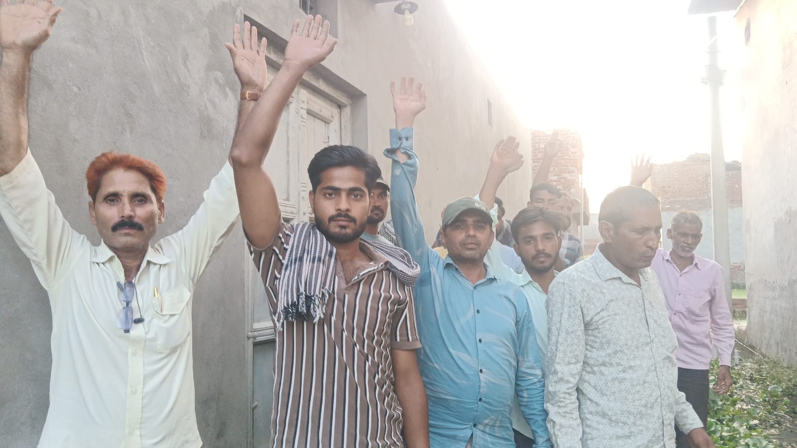 जलभराव से परेशान कलोनी वालों ने किया प्रदर्शन, समाधान की मांग