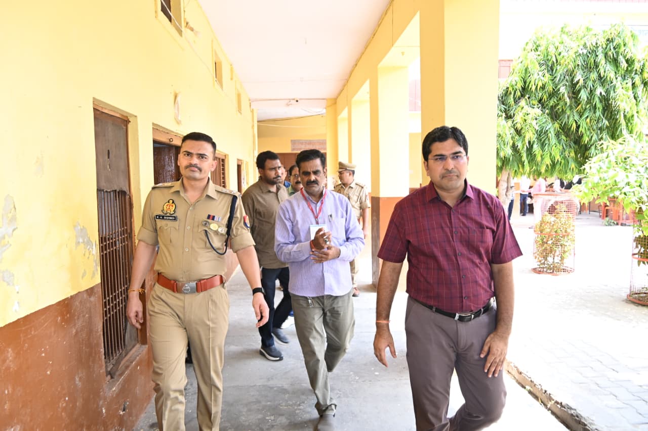 डीएम व एसपी ने पुलिस भर्ती परीक्षा केन्द्रों का किया निरीक्षण व्यवस्थाओं का लिया जायजा
