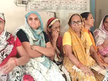 बिजली संकट पर फूटा महिलाओं का गुस्सा, बिजलीघर घेरा