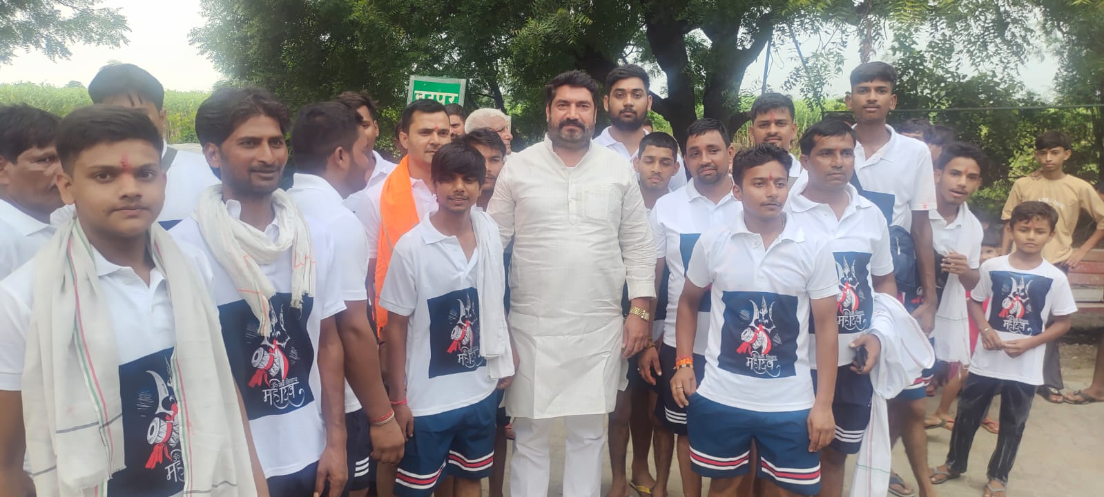 नूरपुर गांव के युवा भोलो को ब्लॉक प्रमुख प्रतिनिधि राहुल चौधरी उर्फ डैनी ने हरी झंडी दिखाकर किया रवाना