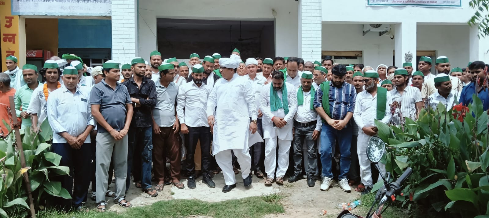 भारतीय किसान यूनियन अराजनैतिक के युवा जिला अध्यक्ष ठाकुर शैलेंद्र आर्य व वरिष्ठ राष्ट्रीय उपाध्यक्ष चौधरी मांगेराम त्यागी का फूल माला व नोटों की माला पहनकर किया जोरदार स्वागत