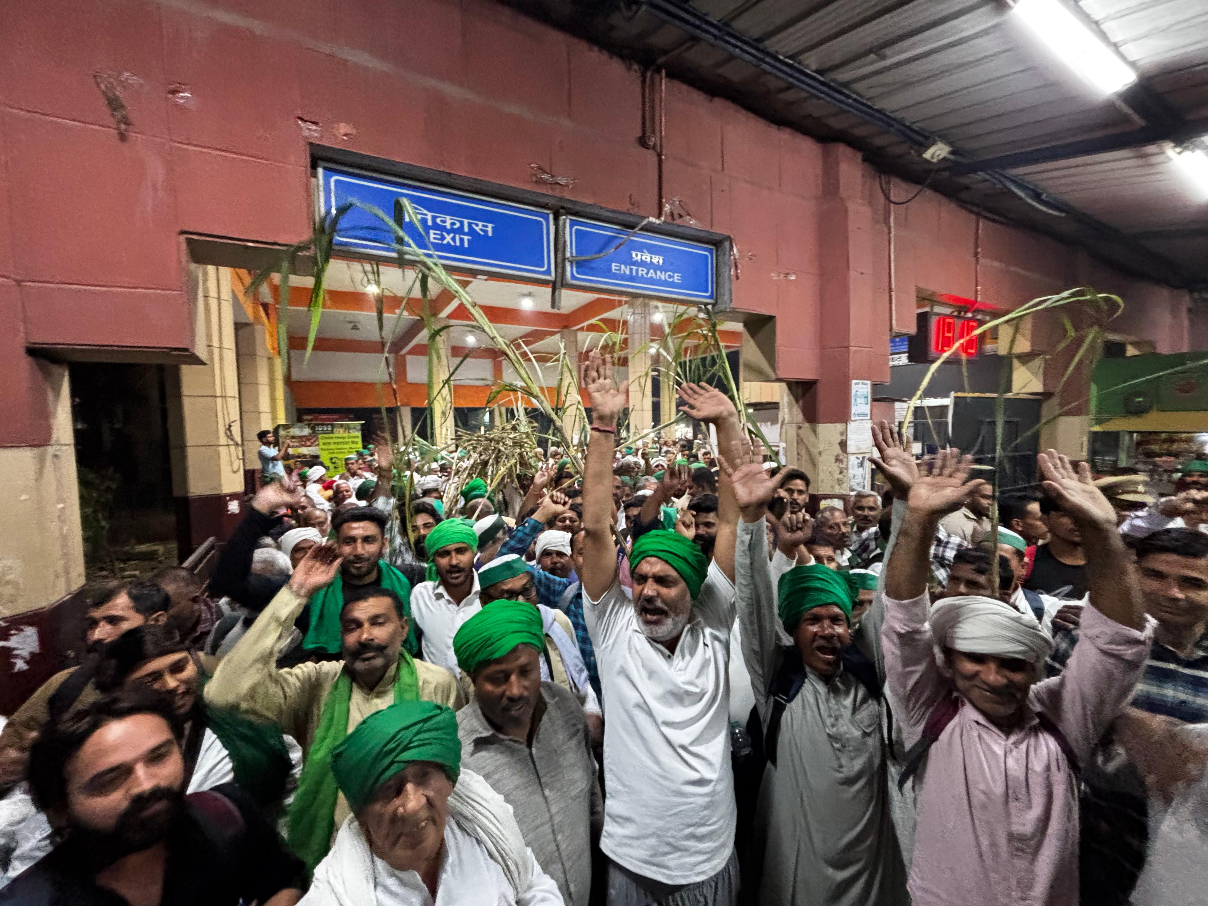 गन्ना मूल्य बढ़ाने की मांग को लेकर हजारों किसान लखनऊ रवाना