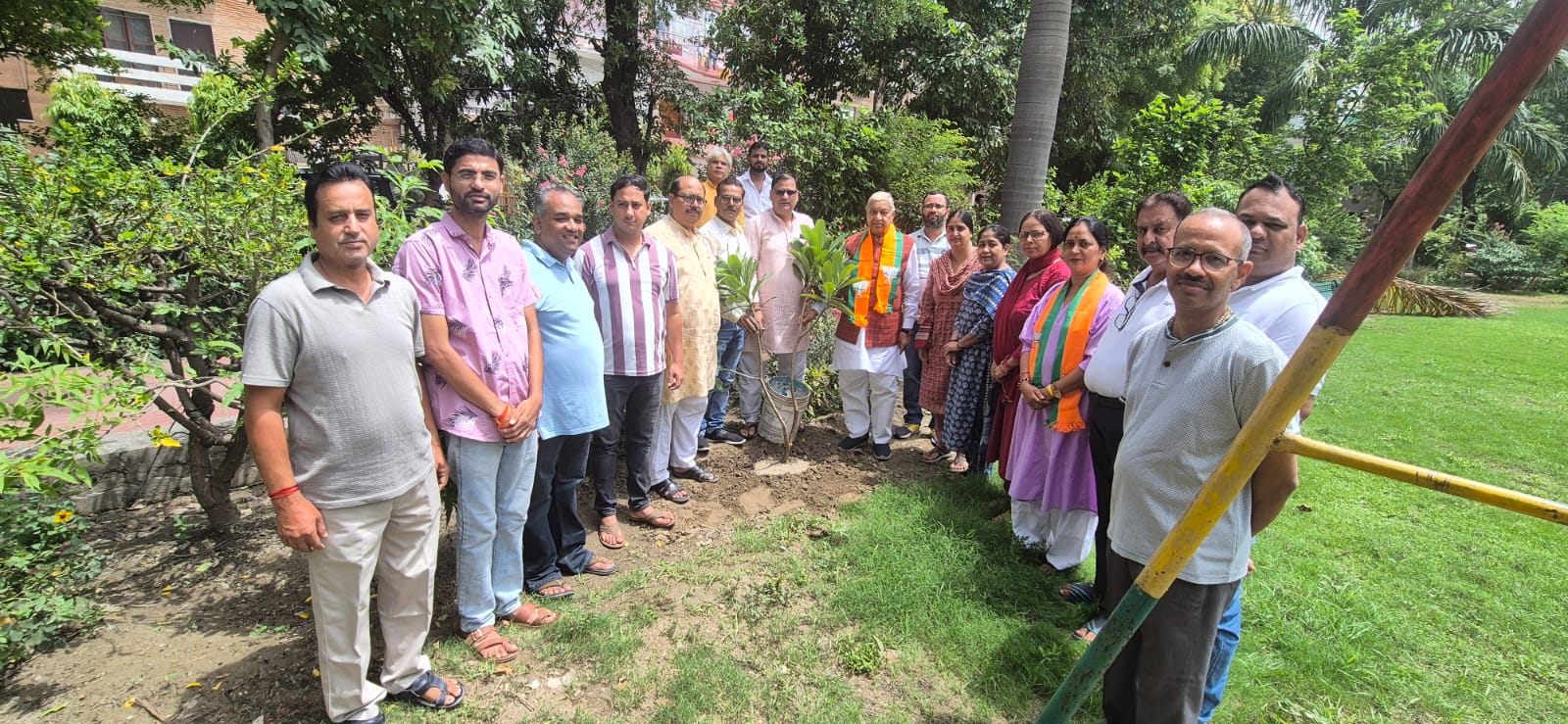दिनेश कुमार गोयल एमएलसी ने किया वृक्षारोपण