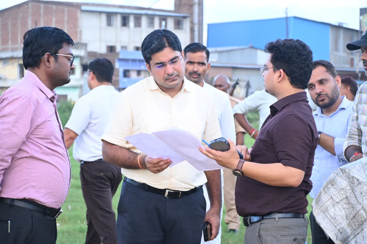 जिलाधिकारी ने विभिन्न सरकारी भूमि का किया स्थलीय निरीक्षण  *अभिलेखों के आधार पर रकबा मिलान एवं भूमि की पैमाइश कराने के दिए निर्देश*