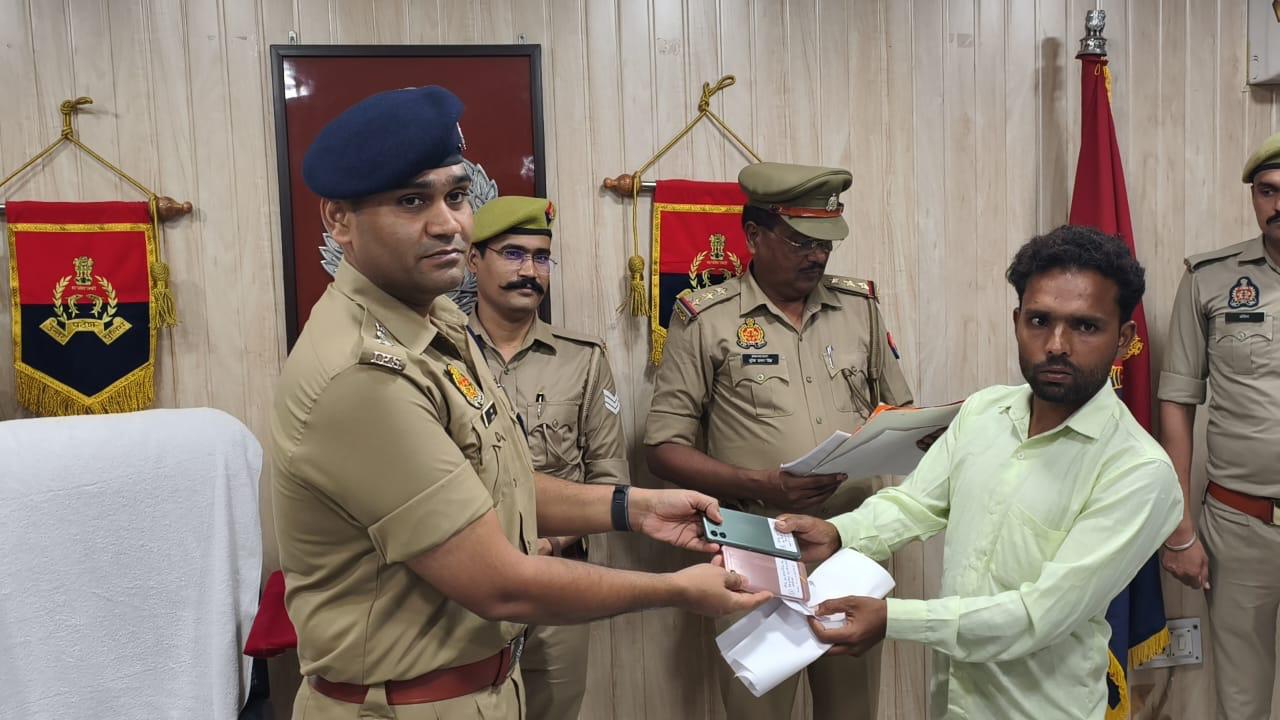 जनपद अमरोहा पुलिस द्वारा नागरिकों के गुम/खोए 192 मोबाइल फोन