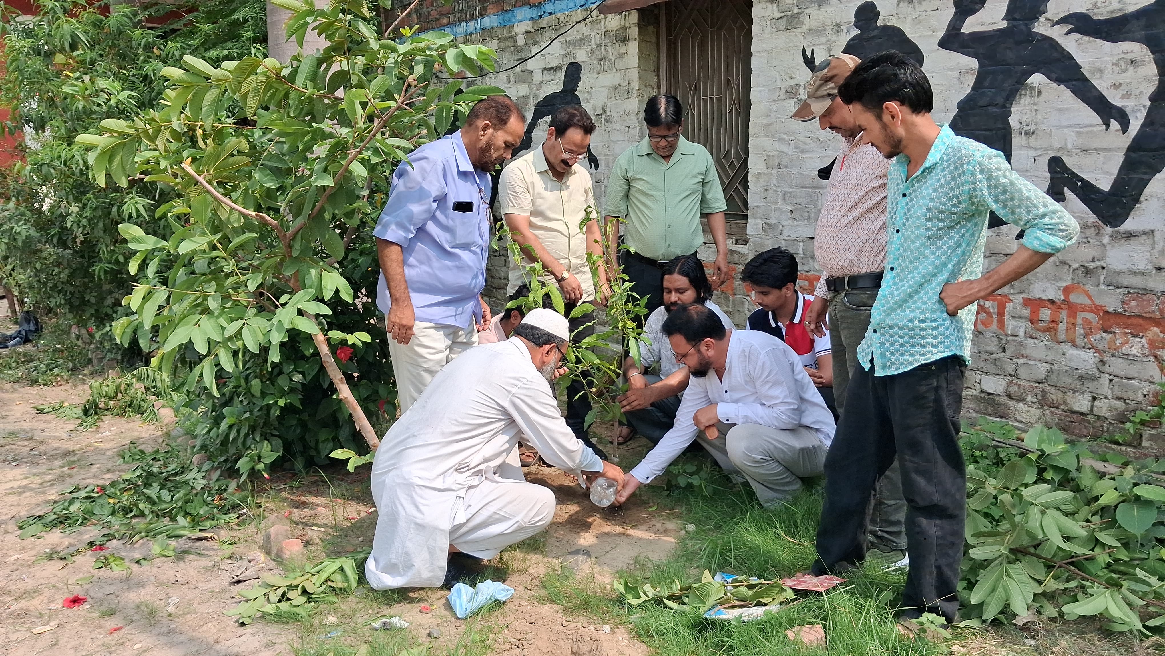 सम्भल में अब्बासी वेलफेयर हैल्थ एंड एजुकेशनल सोसाइटी ने किया वृक्षारोपण