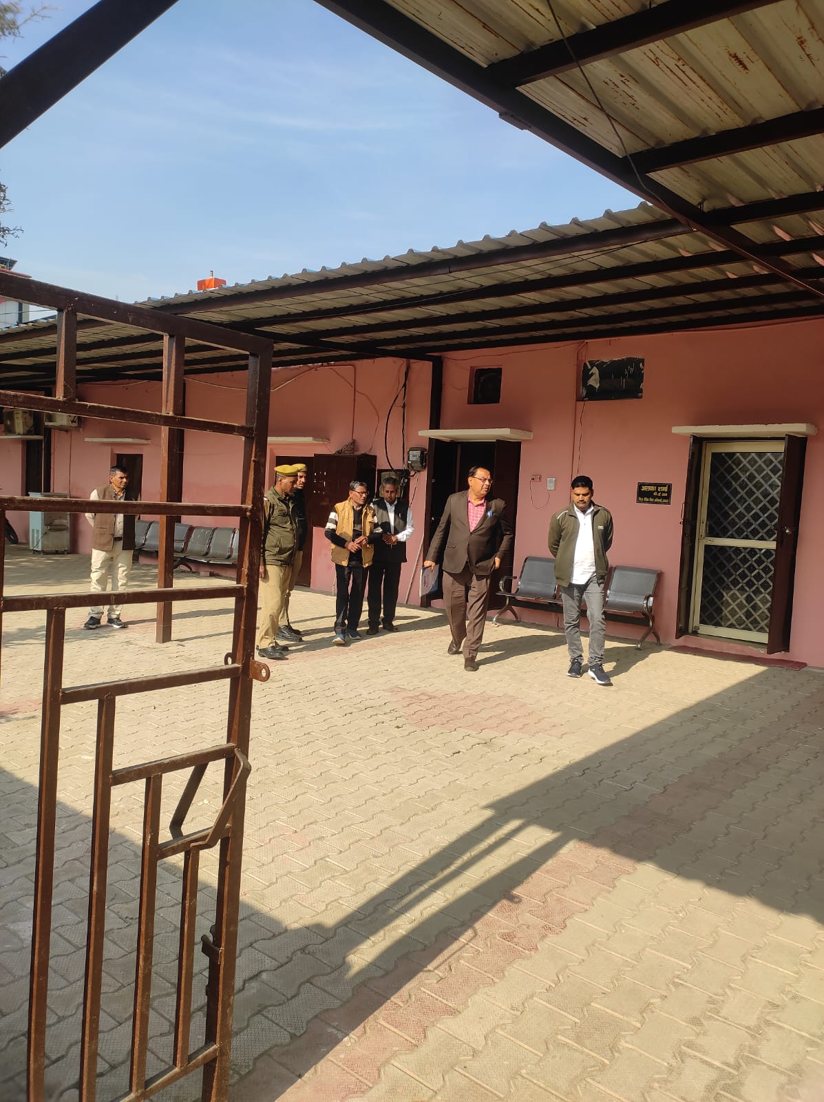 बेसिक शिक्षा कार्यालय में 24 में से 16 कर्मचारी अनुपस्थित, एडीएम न्यायिक सख्त