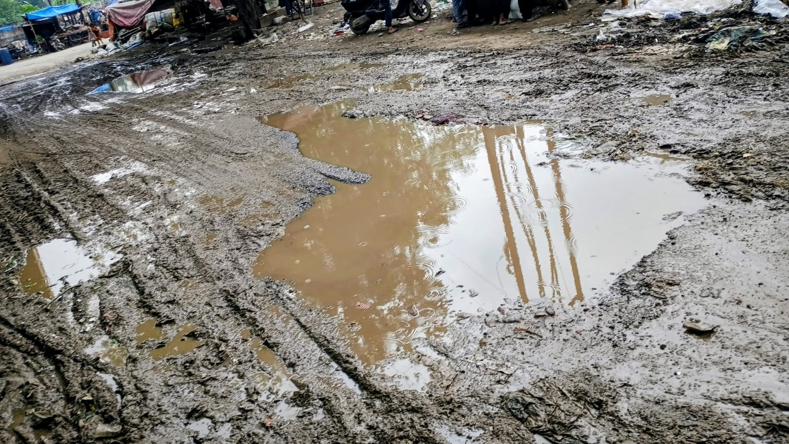 *लोहा मंडी की अधूरी आरसीसी सड़क और गंदगी: आखिर वादे कब होंगे पूरे?*