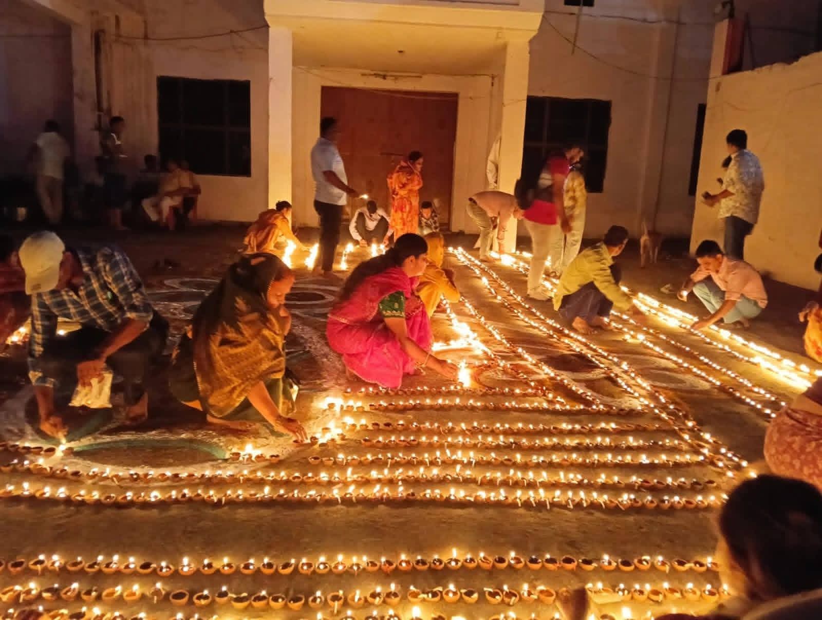 दीपों से जगमगाया पांडवकालीन शिव मंदिर