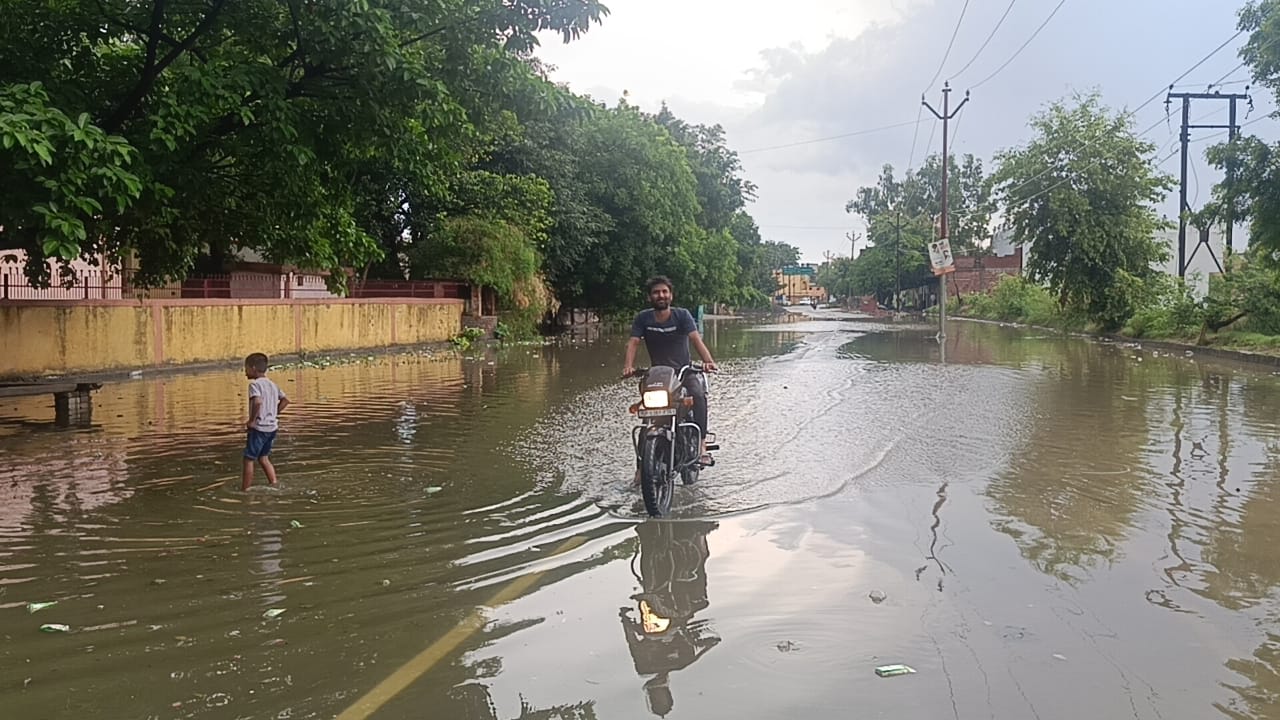 बारिश से मौसम हुआ खुशगवार बारिश से खेत जलमग्न, गर्मी से राहत