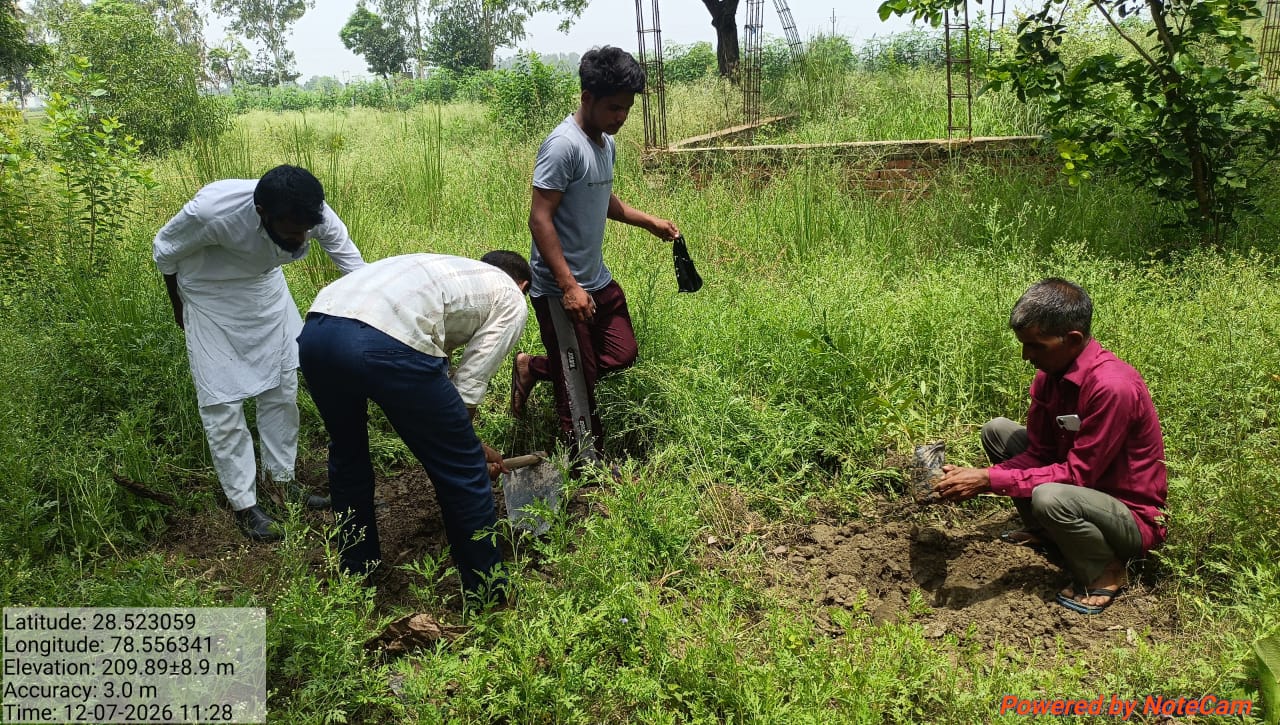 वृक्षारोपण कर ग्राम प्रधान पुत्र मोहम्मद दानिश ने दिया पर्यावरण संरक्षण का संदेश