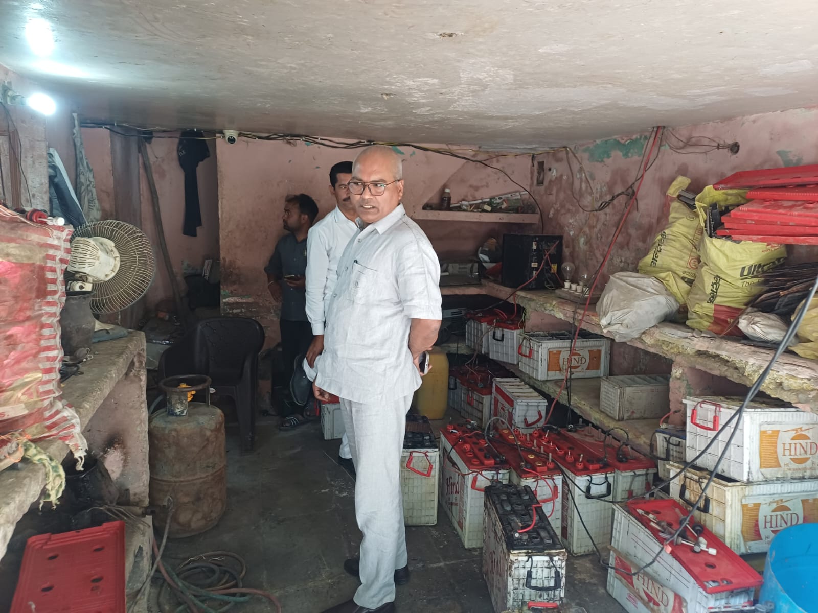 बैटरे की दुकान पर छापामारी कर नगर मजिस्टेªट ने की कार्य की जानकारी