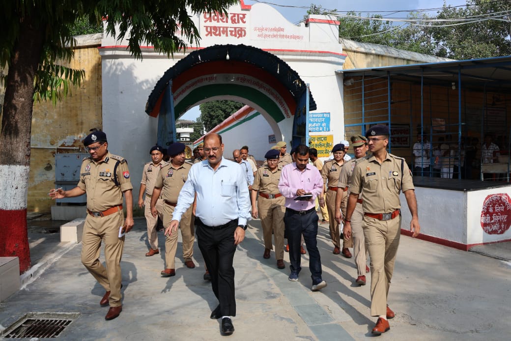 डीएम और एसएसपी ने जिला जेल का किया औचक निरीक्षण, बंदियों से जानी समस्याएं