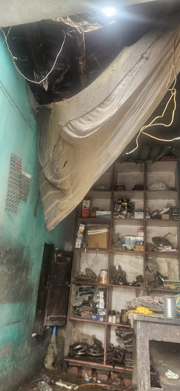 लगातार बारिश के चलते गैस चूल्हा मरम्मत की दुकान की छत भरभराकर गिरी, बाल-बाल बचे शौकीन अब्बासी