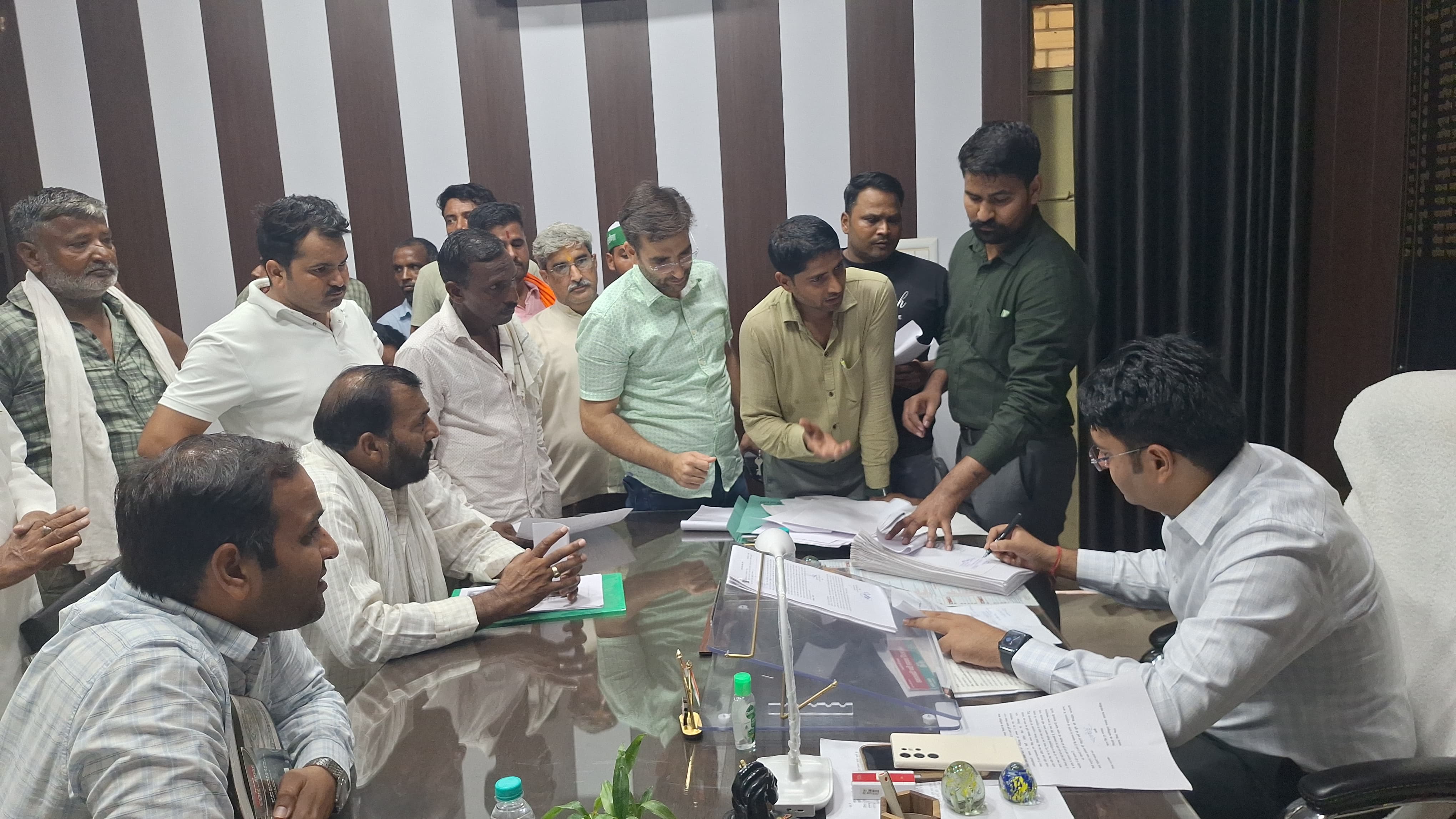 सरधना देहात में स्थायी सफाई कर्मचारियों की मांग, एसडीएम को सौंपा ज्ञापन