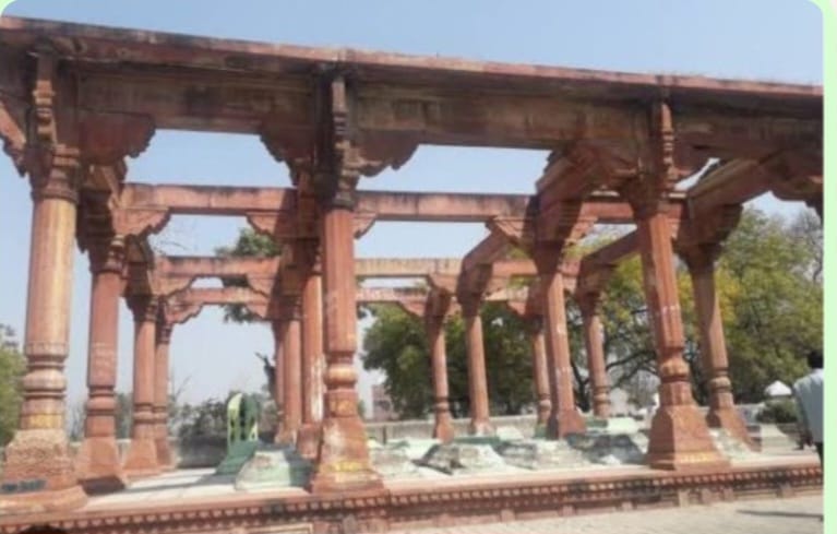 शिकारपुर की प्रसिद्ध इमारत बाराखंबा,जो आज भी अपने आप में एक अजूबा है, आज भी अचंभा है बारह खंभा रोमांच और आकषर्ण का केंद्र बारह खंभा