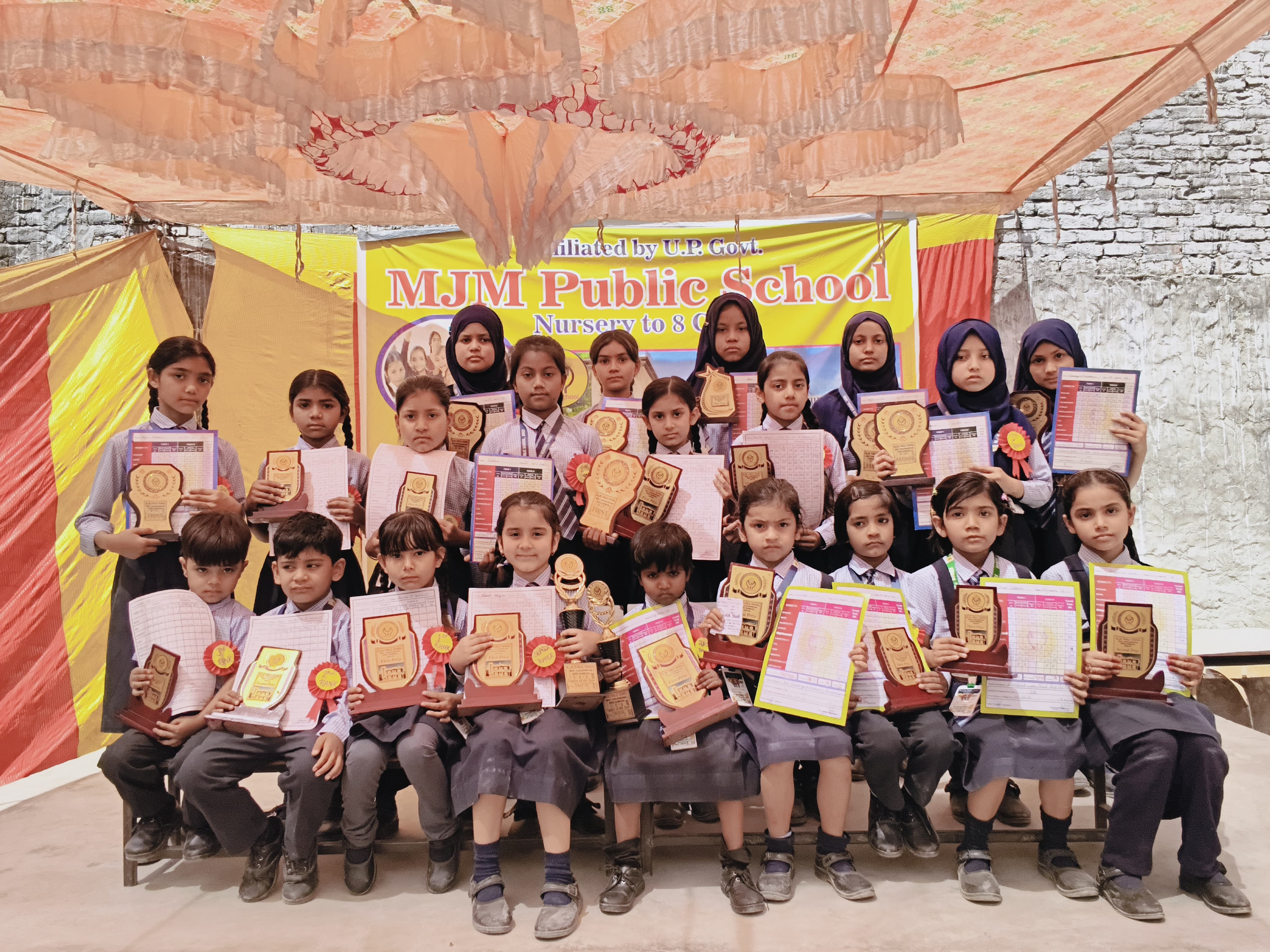 एम जे एम पब्लिक स्कूल में वार्षिक परीक्षा फल वितरण समारोह, मेधावी छात्रों को किया गया सम्मानित