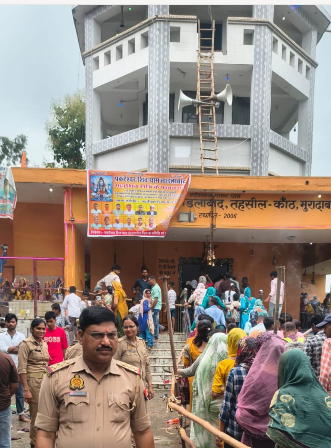 हरिद्वार से पवित्र गंगा जल लेकर आए हजारों "शिव भक्तों ने शिव मंदिरों में किया" जलाभिषेक