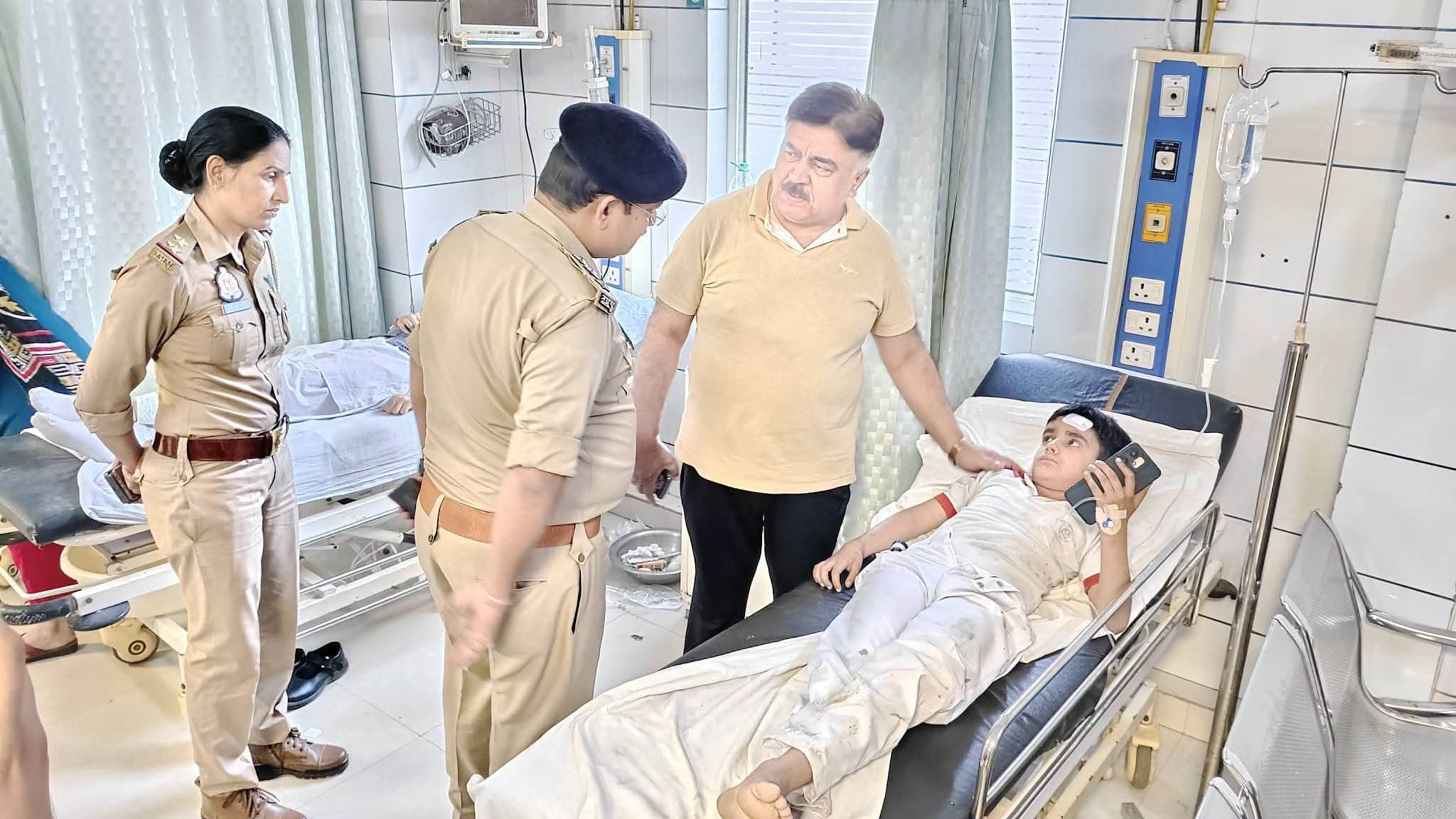 स्टेयरिंग फेल होने से खेत में गिरी स्कूल बस, 15 से अधिक बच्चे घायल
