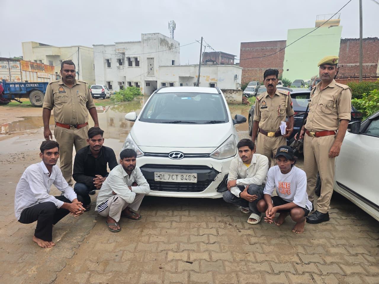 सोशल मीडिया पर वायरल स्टंटबाजी के वीडियो पर अमरोहा पुलिस द्वारा त्वरित कार्रवाई करते हुए संबंधित कार सीज करते हुए भारी जुर्माना लगाया है।