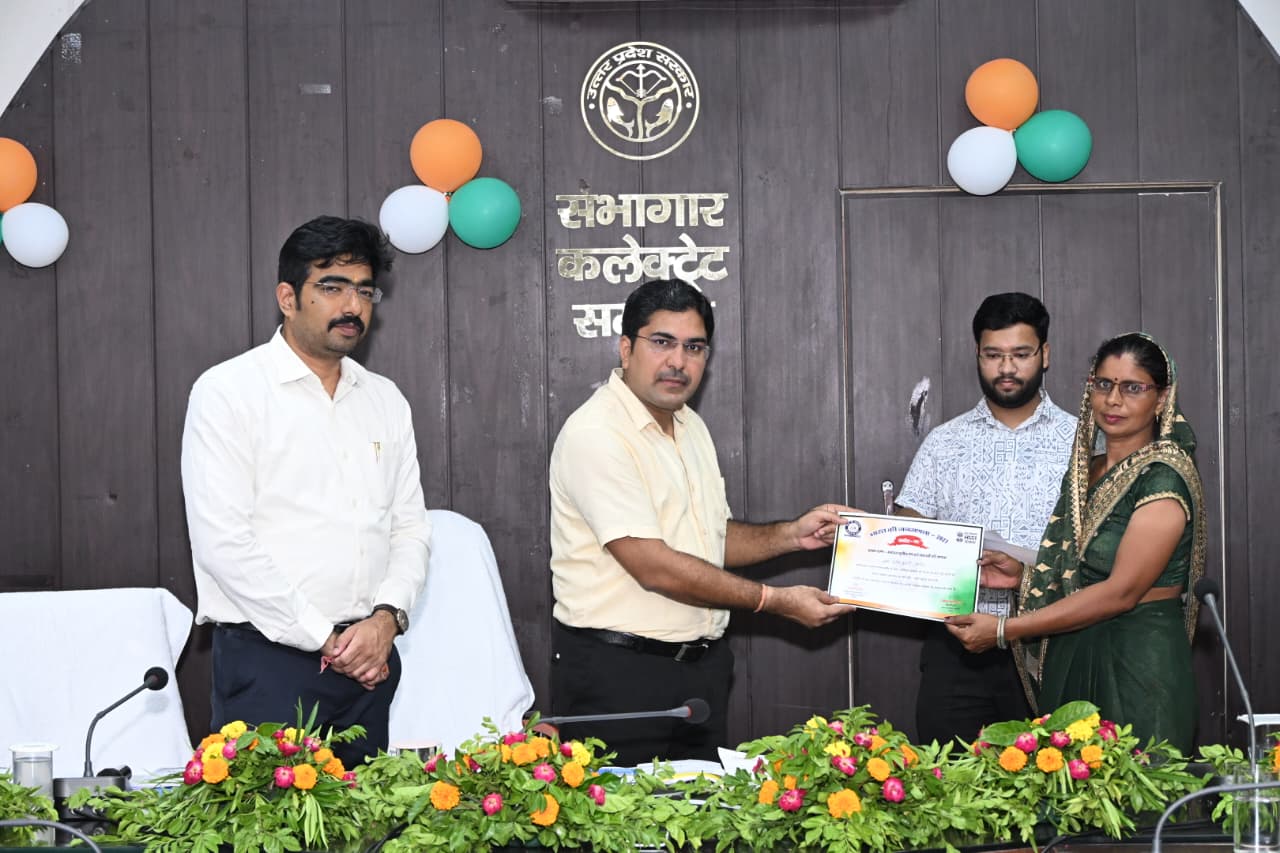 जनपद सम्भल में जनगणना 2027 का कार्य सर्वप्रथम पूर्ण करने वाली टीम सम्मानित