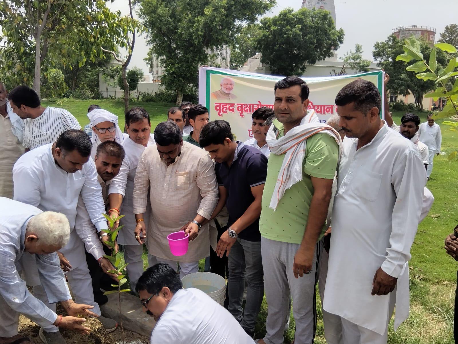 “एक पेड़ मां के नाम” अभियान के अंतर्गत भुवनेश्वर महादेव मंदिर, सुराना में हुआ वृक्षारोपण