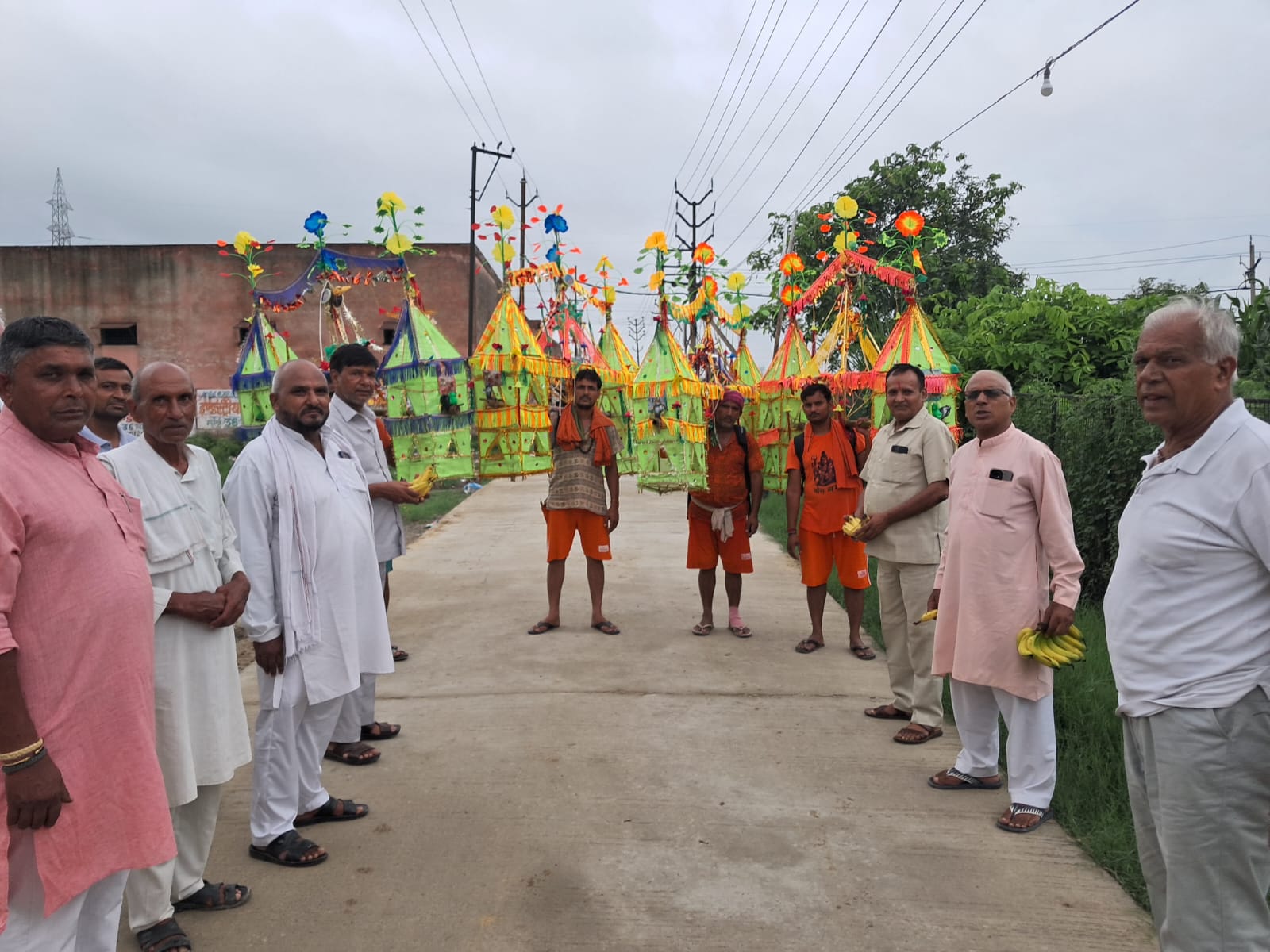 अखिल भारतीय परशुराम सेवा दल एवं अखिल भारतीय ब्राह्मण महासभा के कार्यकर्ता कांवड़ियों की सेवा में जुटे 