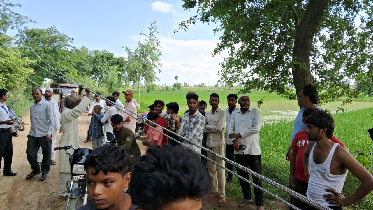 अवैध खनन के डंपर ने बिजली  लाइन गिराई चार गांव की बिजली सात घंटे रही बन्द