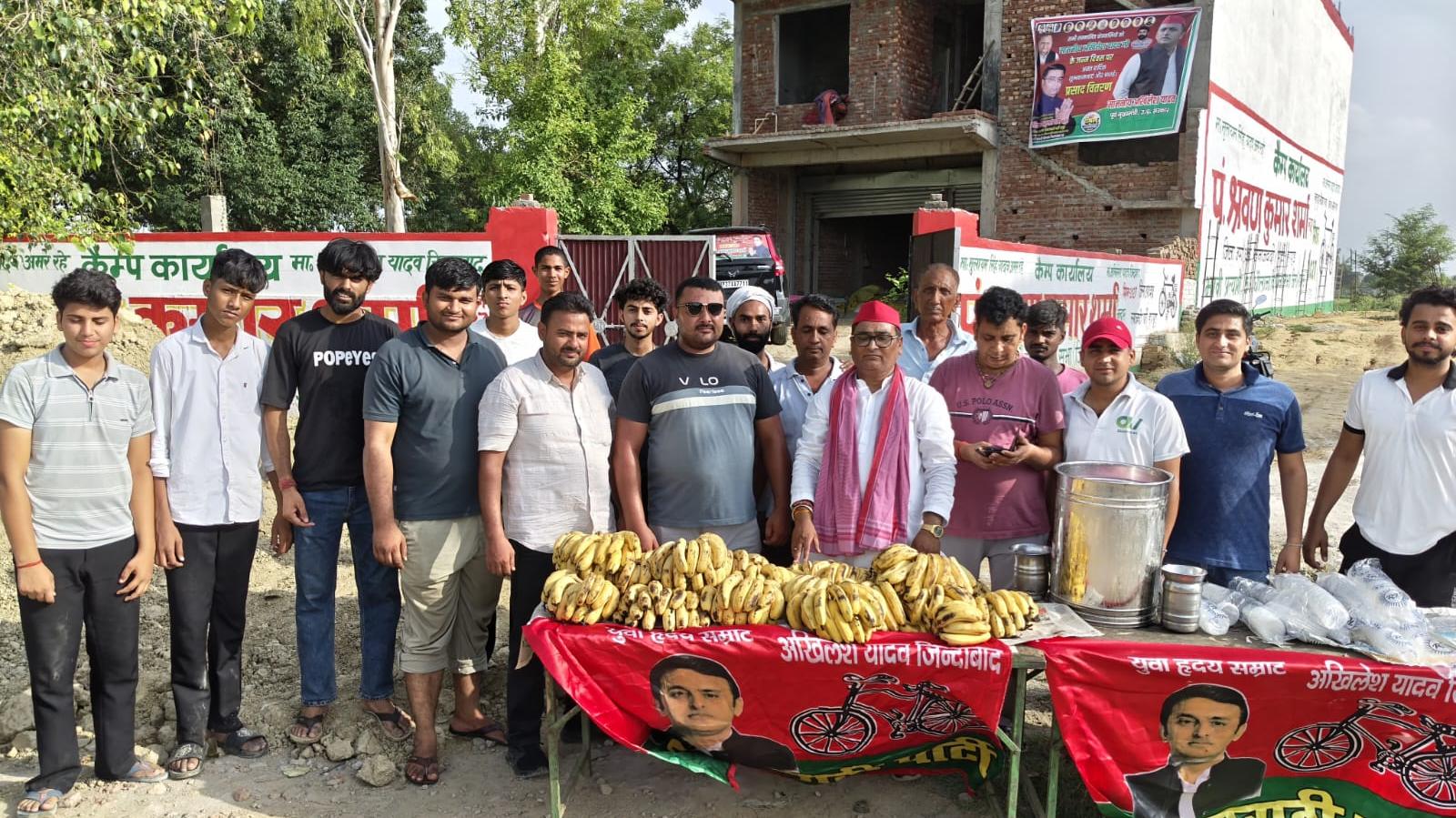 धौलाना के गांव नंदपुर में बड़े धूमधाम से मनाया पूर्व सीएम अखिलेश यादव का जन्मदिन ।