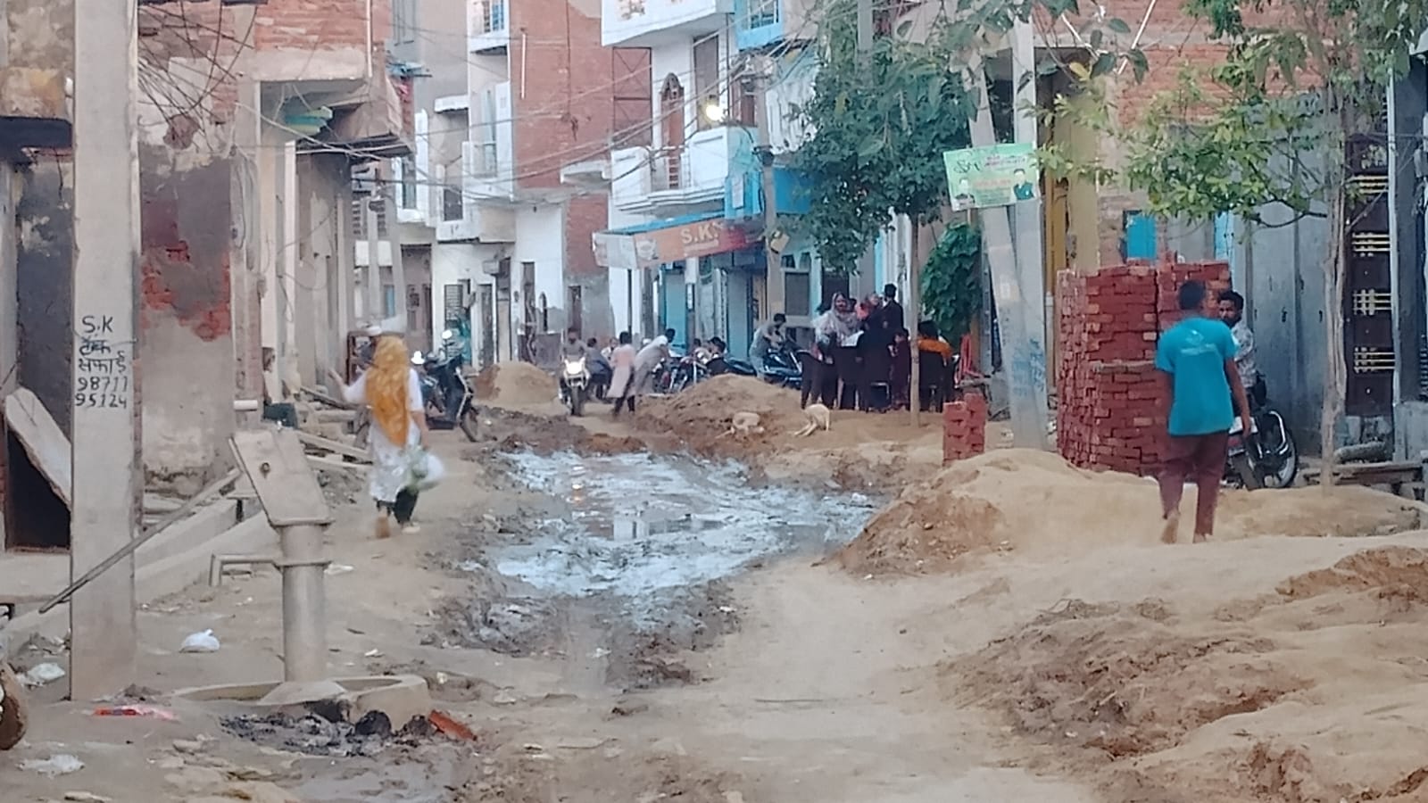 नगरपालिका परिषद  और ठेकेदार द्वारा घोर लापरवाही  कॉलोनी वासी परेशान