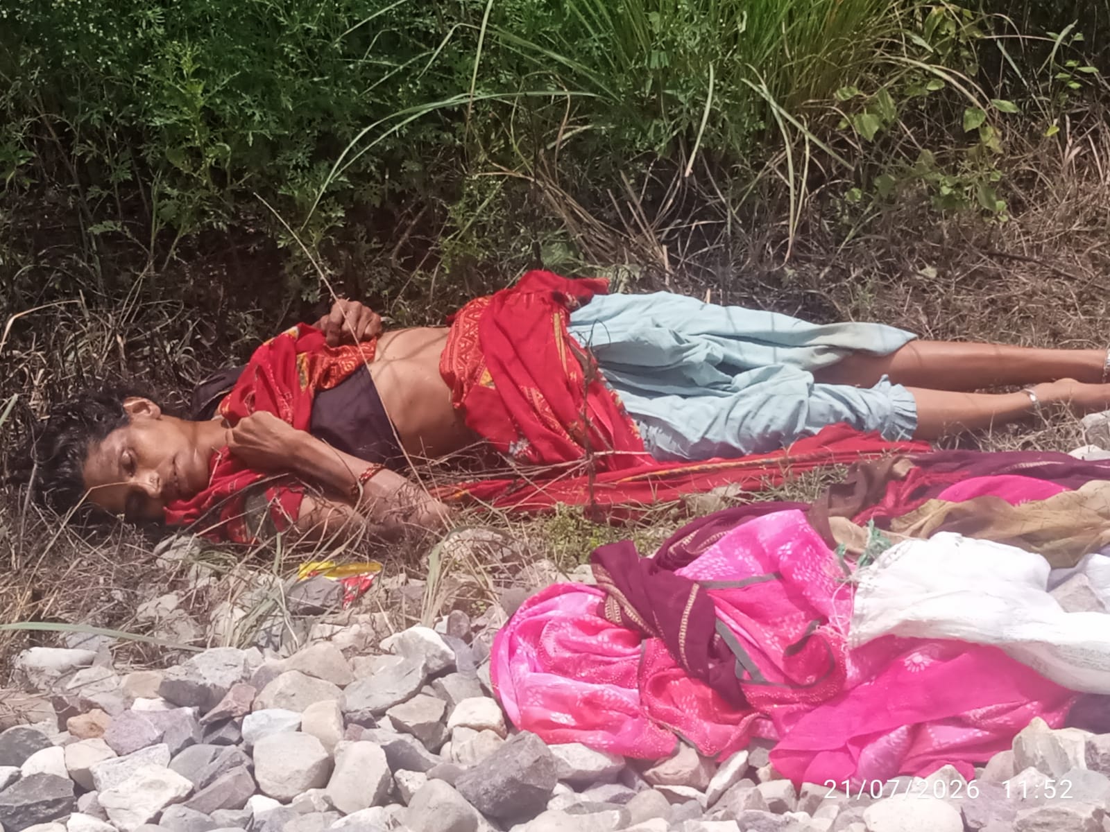 रेलवे ट्रैक पर मिला अज्ञात महिला का शव नही हुई पहचान।