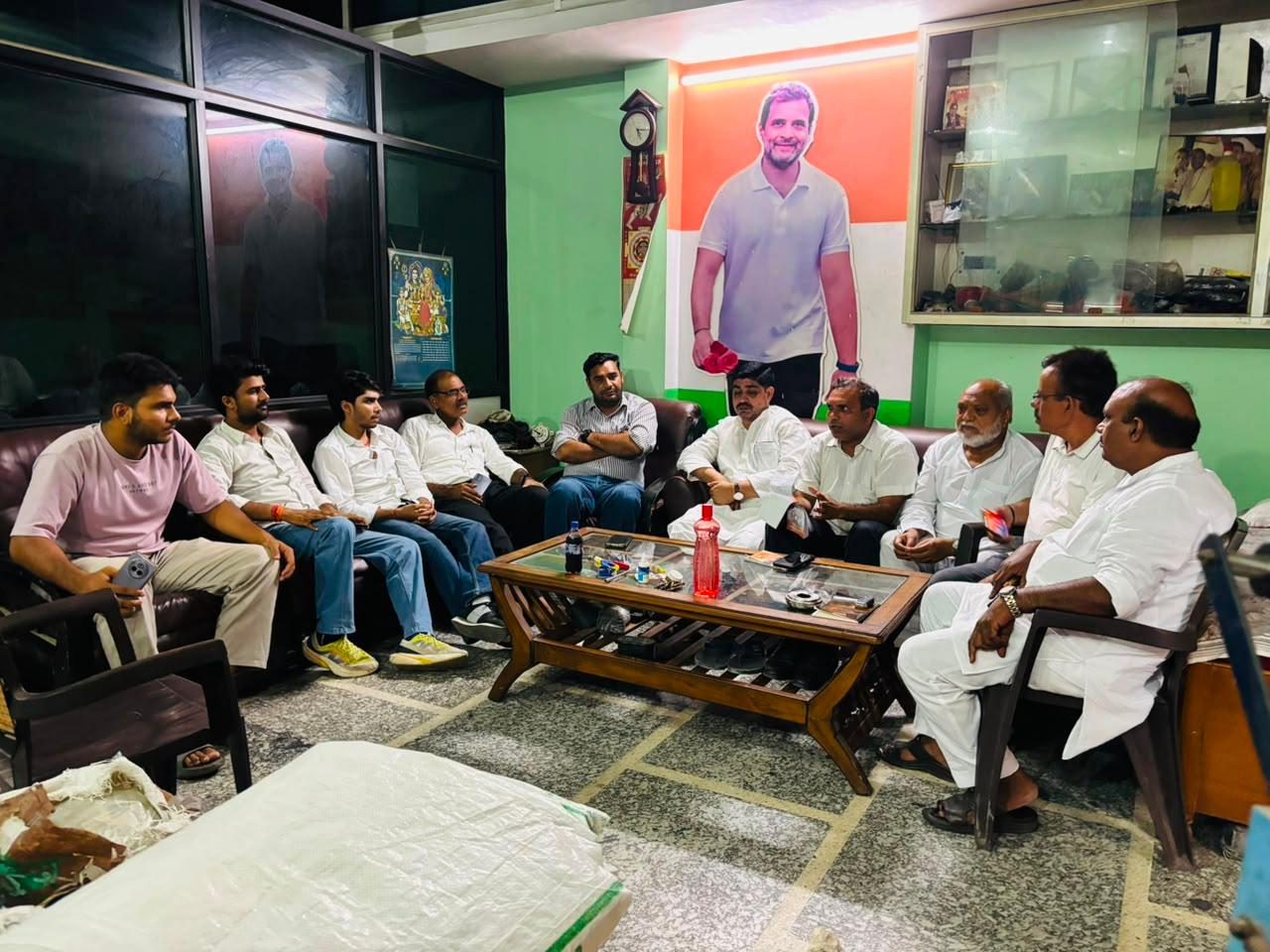 शहर में स्थित कांग्रेस पार्टी के प्रदेश सचिव चौधरी सुखराज सिंह के आवास पर जनपद अमरोहा कांग्रेस की कोर कमेटी की एक महत्वपूर्ण बैठक हुई बैठक में आगामी 23 जुलाई को हसनपुर के कमाल पैलेस में होने वाले छात्रों की गूंज कार्यक्रम के तहत