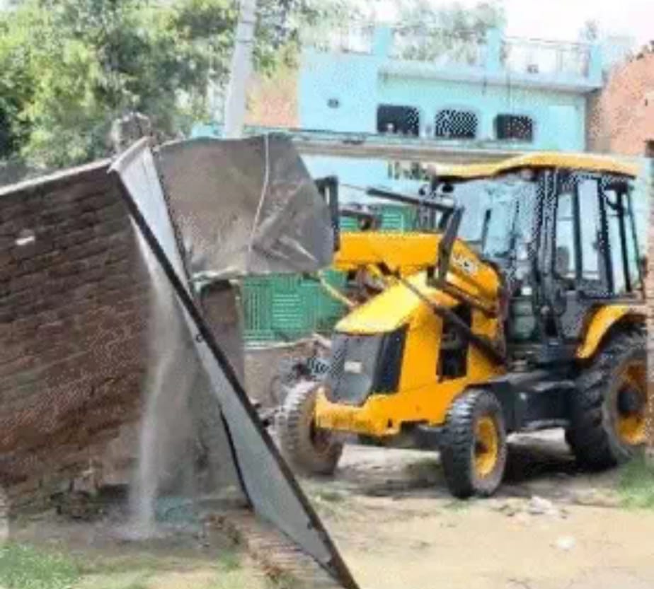 मढ़न में मस्जिद व अवैध मकानों पर चला बुलडोजर