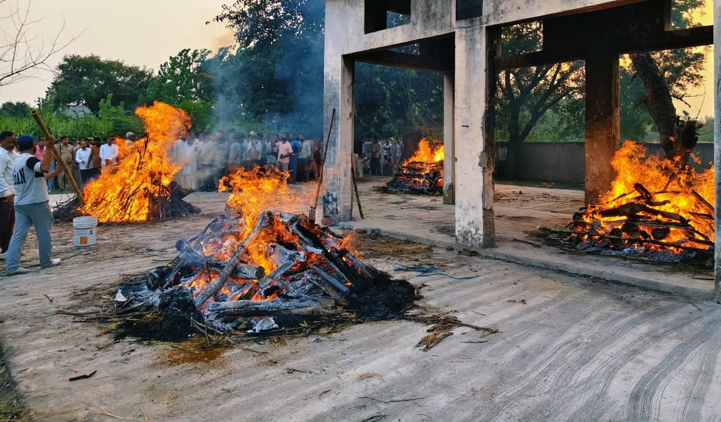 कुशावली गांव में एक साथ उठीं चार अर्थियां, हर आंख हुई नम