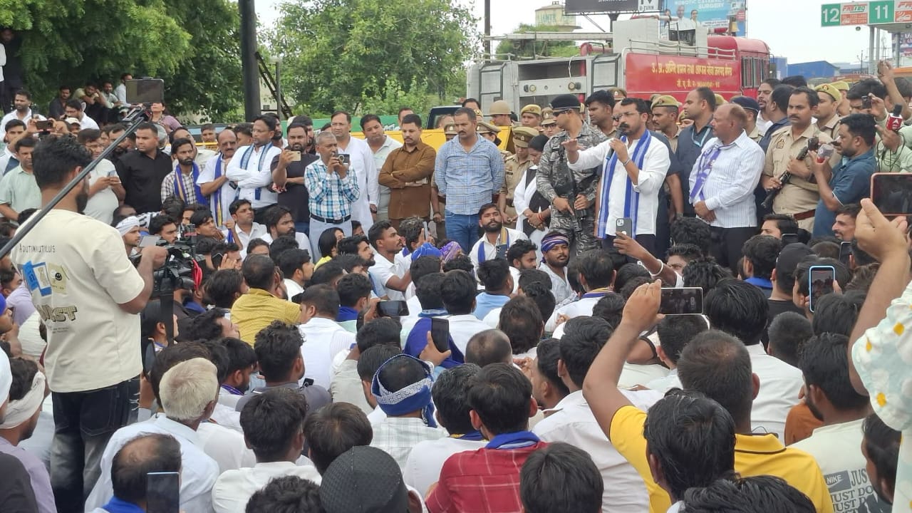 मेरठ में सांसद चंद्रशेखर को ललिता के परिवार से मिलने से रोका, सिवाया टोल पर समर्थकों संग धरने पर बैठे