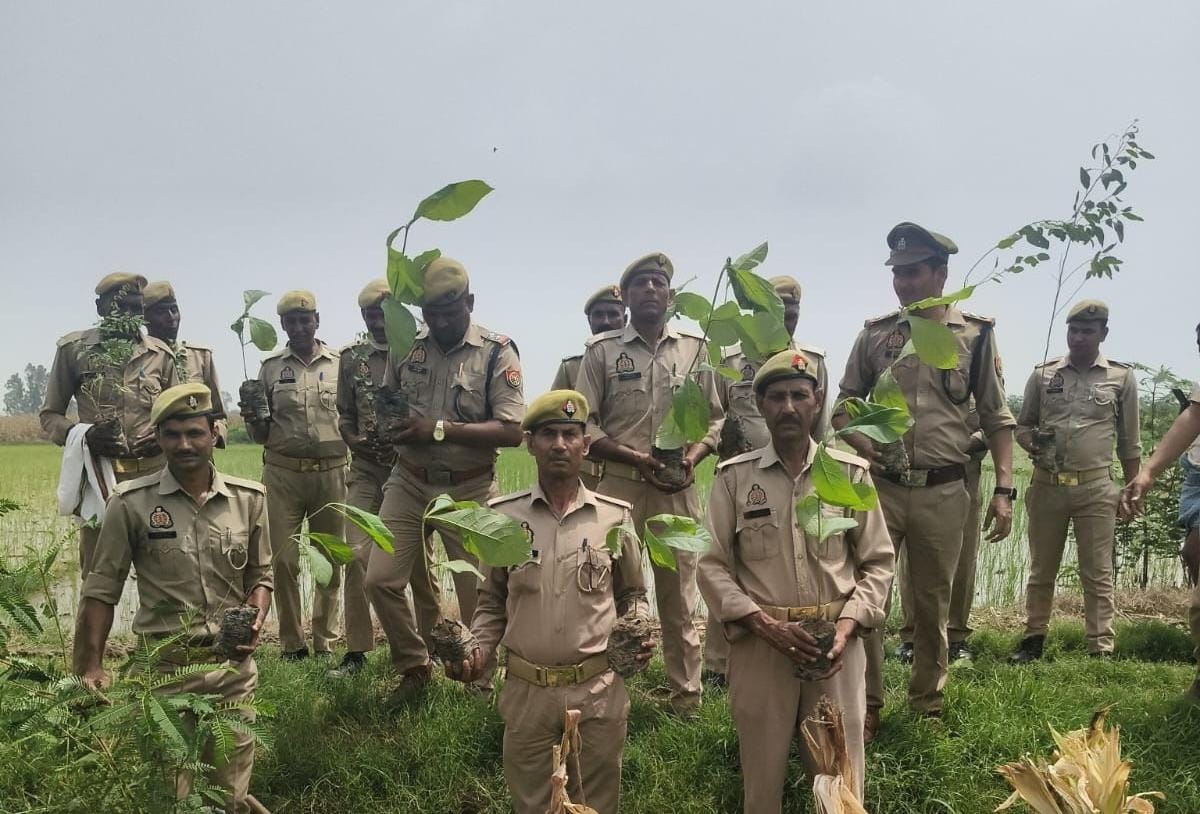 मां के नाम पौधारोपण कर दिया पर्यावरण संरक्षण का संदेश
