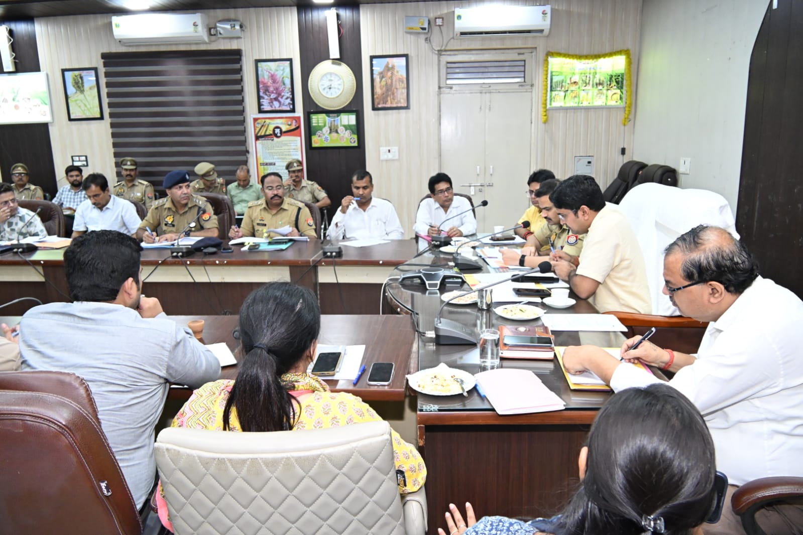 जिलाधिकारी एवं पुलिस अधीक्षक की अध्यक्षता में कानून व्यवस्था एवं अभियोजन कार्यों की समीक्षा बैठक  की गयी आयोजित