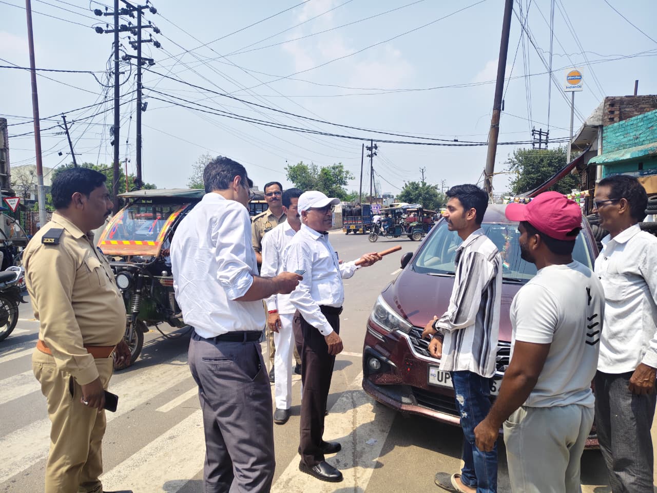 अवैध रूप से की गई पार्किंग के खिलाफ अफसरो ने चलाया अभियान