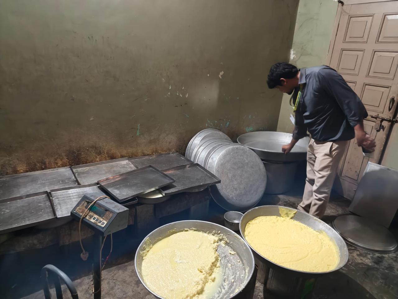 बिना लाइसेंस चल रही मिठाई फैक्ट्री पर की गई कार्यवाही,  भारी गंदगी में बन रही थी मिठाई
