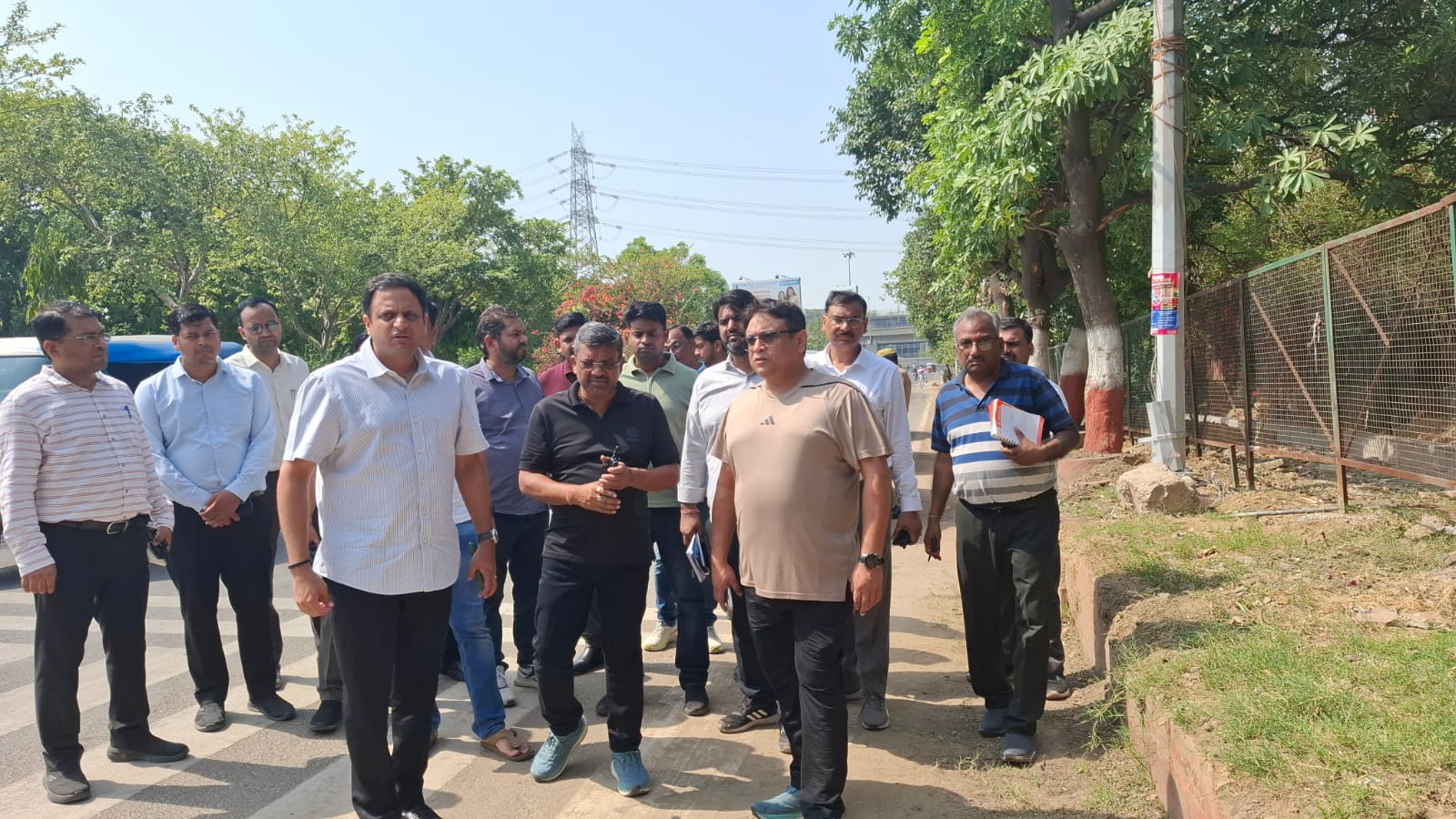 *इंदिरापुरम में नए बने हुए नालों में से हटाये गए अवरुद्ध, चल रहे कार्य स्थलों पर कराई गई बैरिकेडिंग*