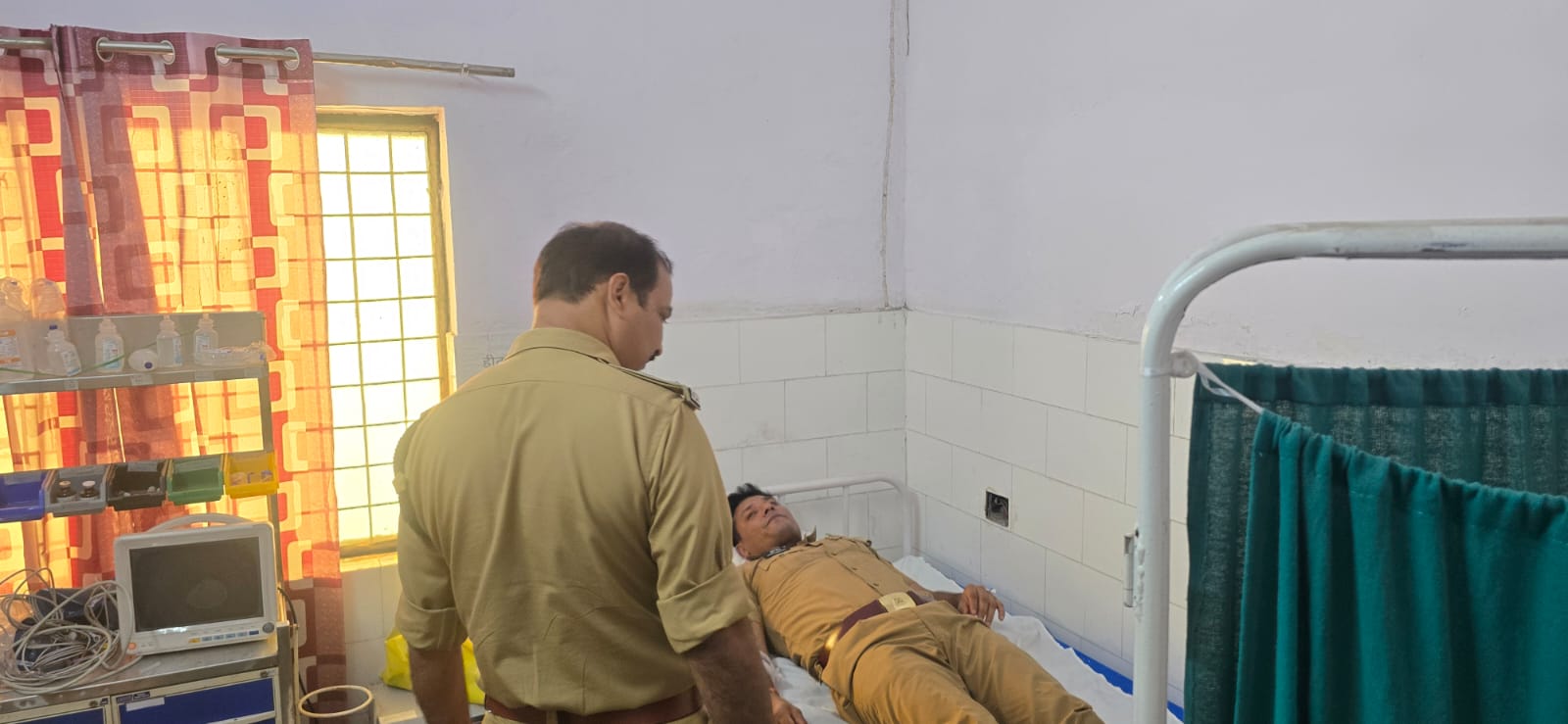 मढ़न चौकी क्षेत्र के अंतर्गत पुलिस और बदमाशों में मुठभेड़, तीन राउंड फायरिंग से दहला इलाका; थाना प्रभारी और बदमाश गोली लगने से घायल