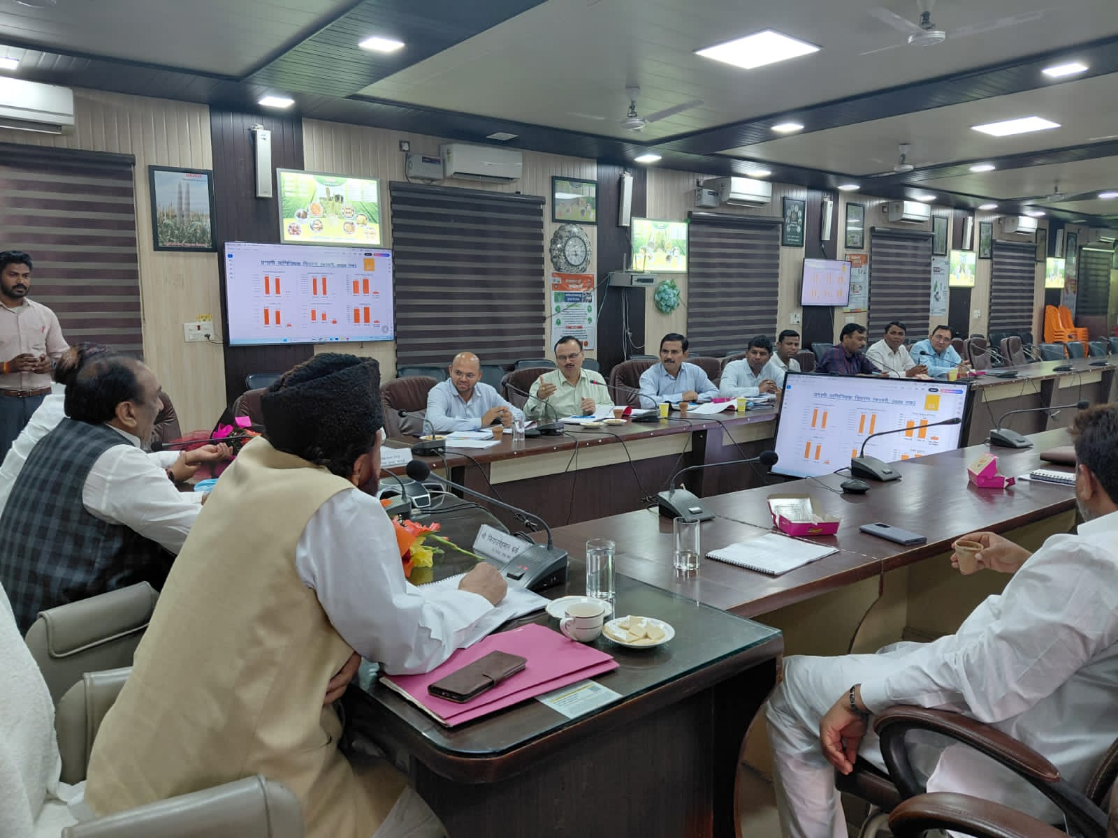 संभल (बहजोई): विद्युत समस्याओं को लेकर कलक्ट्रेट सभागार में जनप्रतिनिधियों व अधिकारियों की बैठक