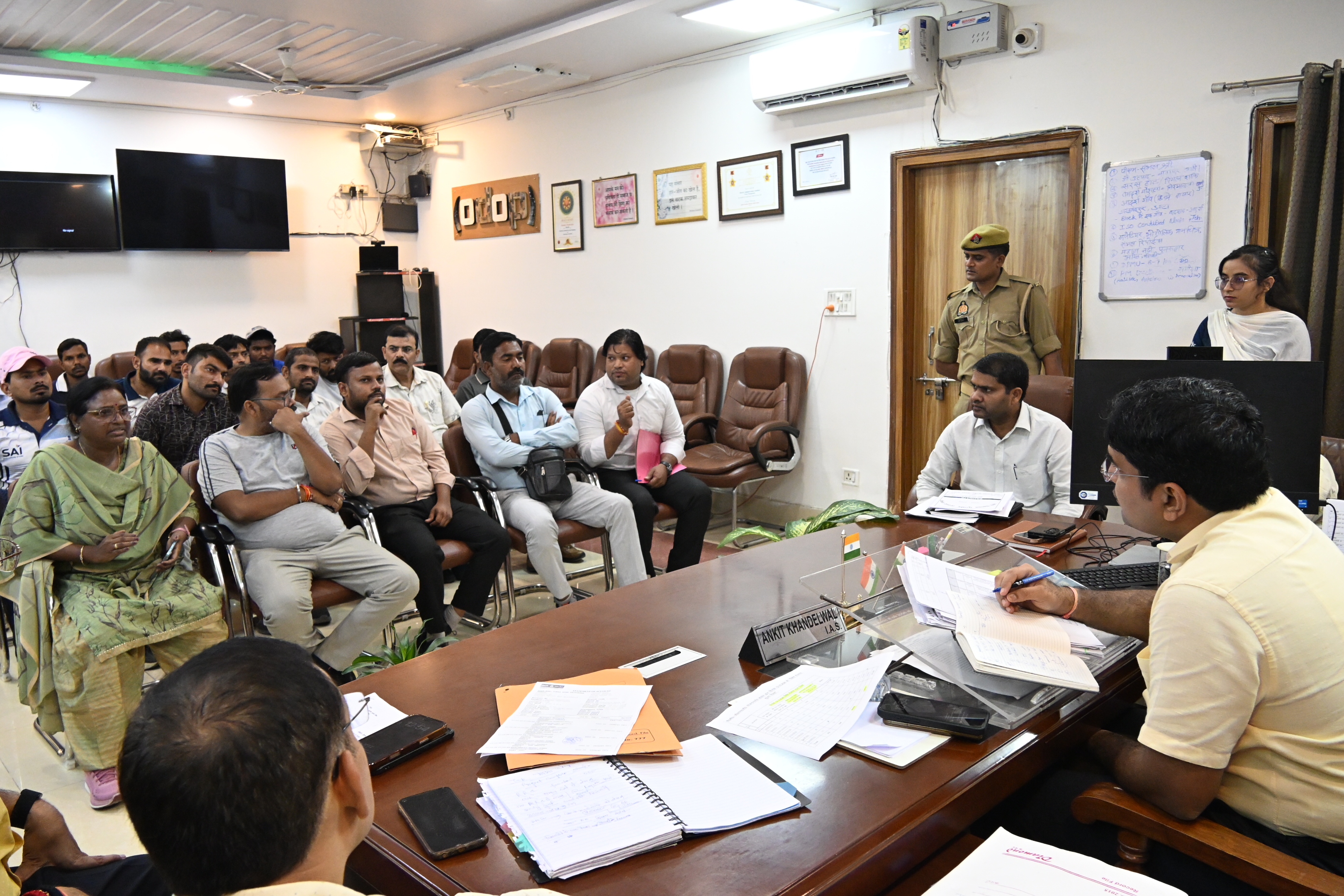 डीएम अंकित खण्डेलवाल ने खेल प्रतिभाओं को बेहतर सुविधाएं देने के लिए कार्ययोजना तैयार करने के निर्देश दिए। मिनी स्टेडियम बहजोई में मिट्टी भराव और जलभराव की समस्या दूर करने के निर्देश, पीडब्ल्यूडी करेगा निरीक्षण।